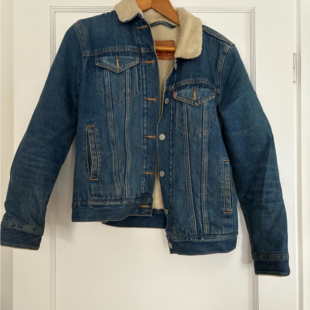 Levi's Women’s 90s Denim Trucker Jacket with Sherpa Lining